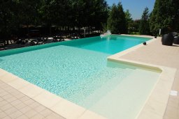 piscina con scala rivestita in pvc color sabbia a sale